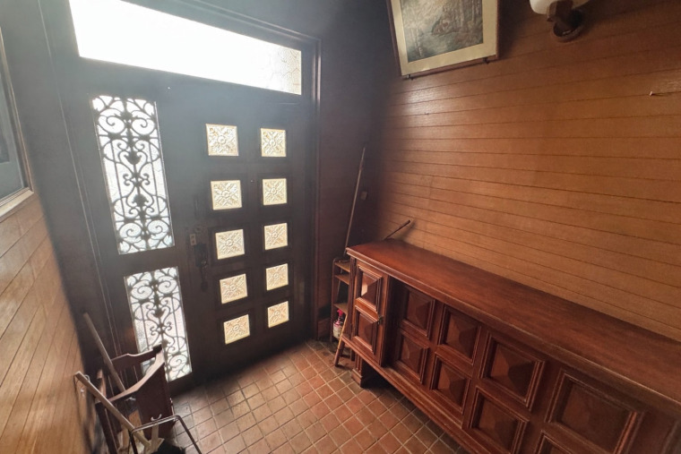 重厚感ある玄関扉が迎える、趣あるエントランス(玄関)