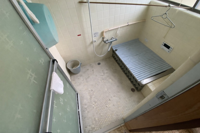 ゆったり浸かれる、落ち着きあるタイル張り浴室(風呂)