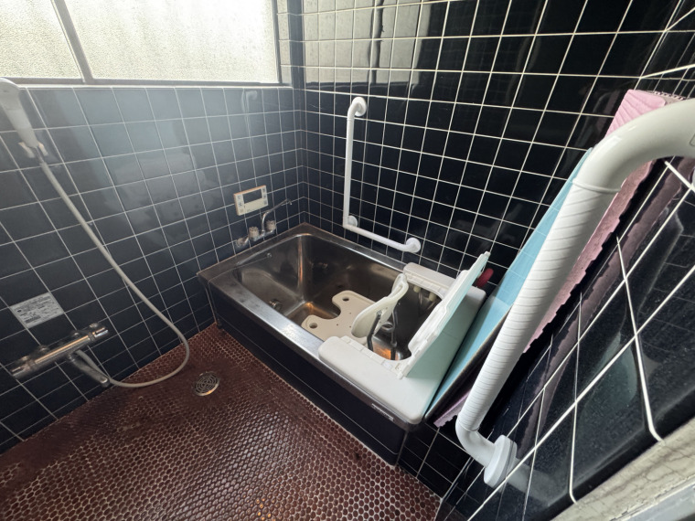 レトロタイルが味わい深い、ゆったり浸かれる浴室