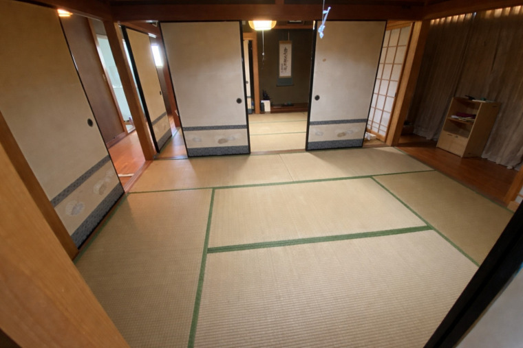 趣ある本格和室。続き間で広がる開放感(居間)