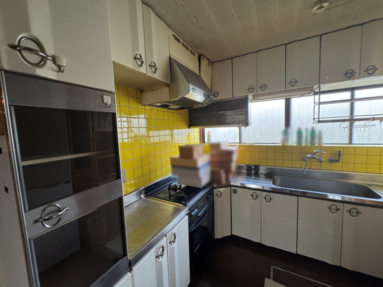 黄色タイルが映える、作業しやすい広々キッチン(キッチン)