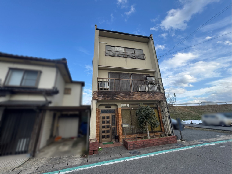 堂々とした3階建て、存在感ある街並みに映える住まい(外観)