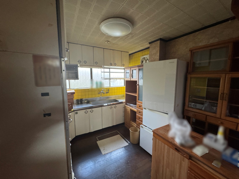 窓から光が差し込む、家族が集まるダイニング空間(キッチン)