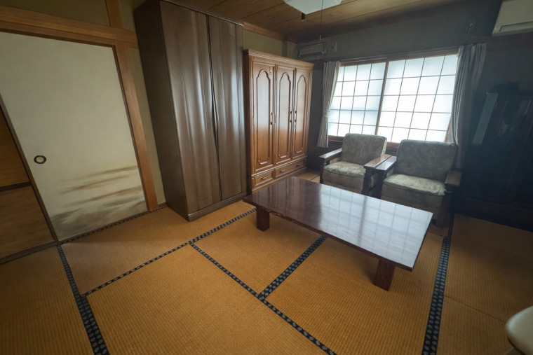 畳の温もりを感じる、落ち着きのある和室空間(内装)