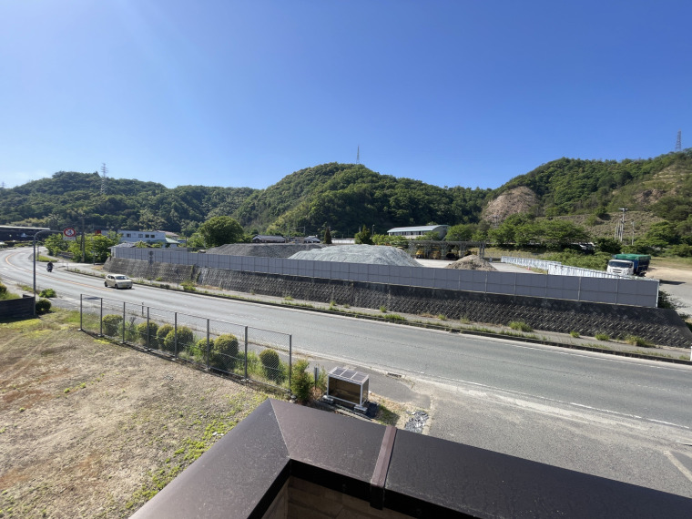 ベランダからの幹線道路