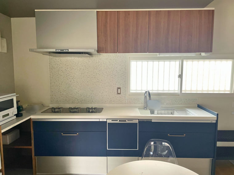 窓付きのキッチン(キッチン)