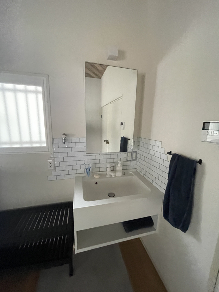 LDK奥にある洗面台(内装)