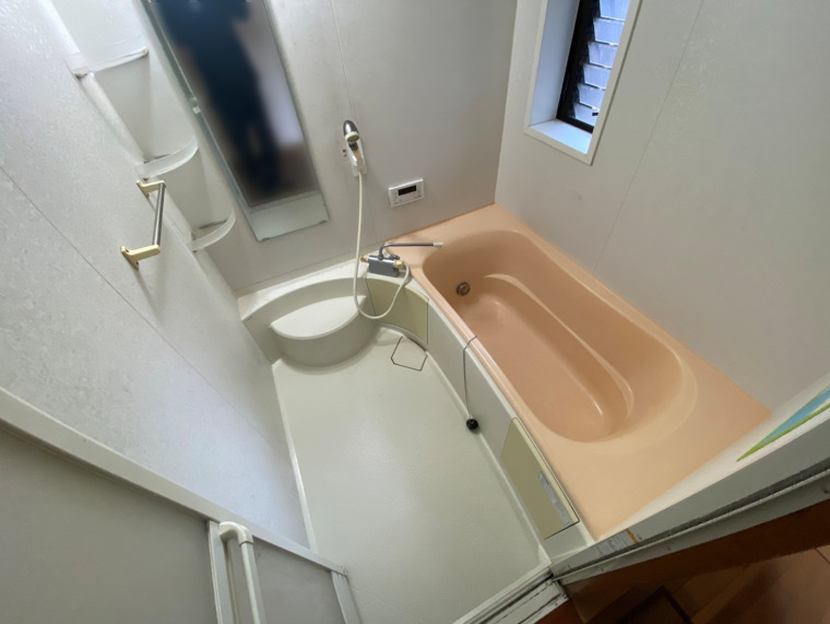 コンパクトながら窓付きでしっかり換気可能。毎日のバスタイムも快適に。(風呂)