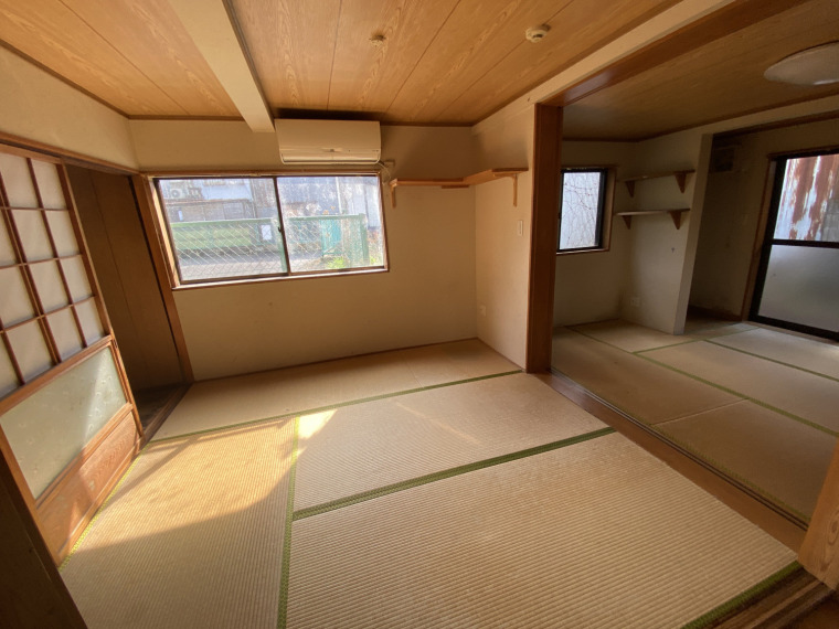 畳の香りを感じる落ち着いた和室。日差しも入り、くつろぎの空間にぴったり。(内装)