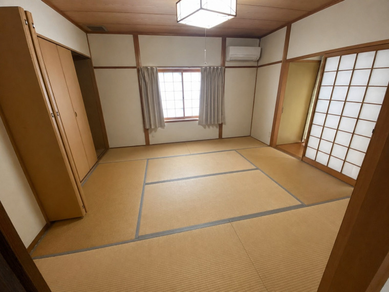 隣接する和室と合わせて利用することで、さらに開放感のある空間に。お子様の遊び場や趣味のお部屋にもおすすめです。※この写真はAIの編集を施したものです。(内装)