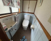 窓付きで明るく、清潔感のあるトイレ空間♪
