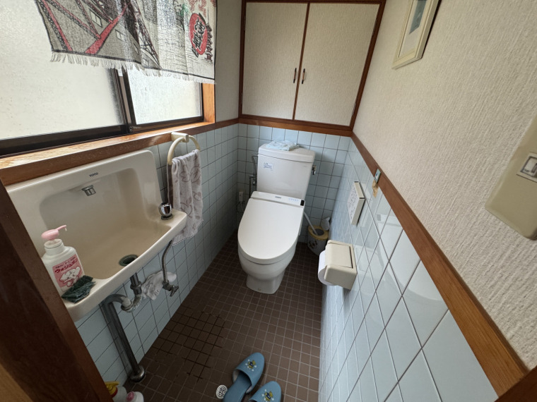 窓付きで明るく、清潔感のあるトイレ空間♪