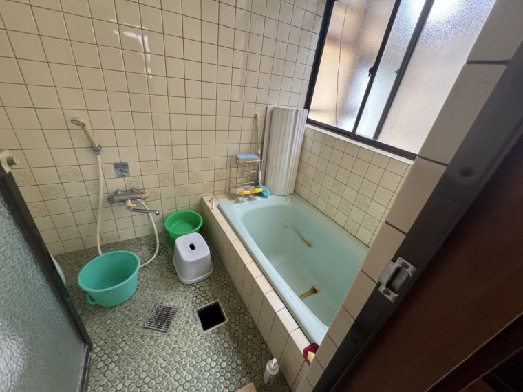 どこか懐かしさを感じる、ゆったりサイズの浴室。(風呂)