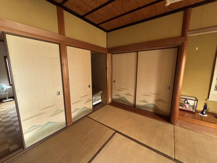 趣ある和室で、落ち着いたひとときを過ごせます。(内装)