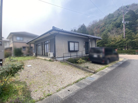 ゆとりある敷地約93坪！駐車3台可能な平屋住宅です。(外観)