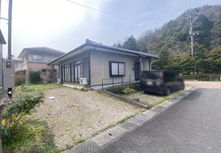 ゆとりある敷地約93坪！駐車3台可能な平屋住宅です。(外観)