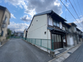 落ち着いた街並みに馴染む外観。※この画像はAIで編集を施しています。(外観)