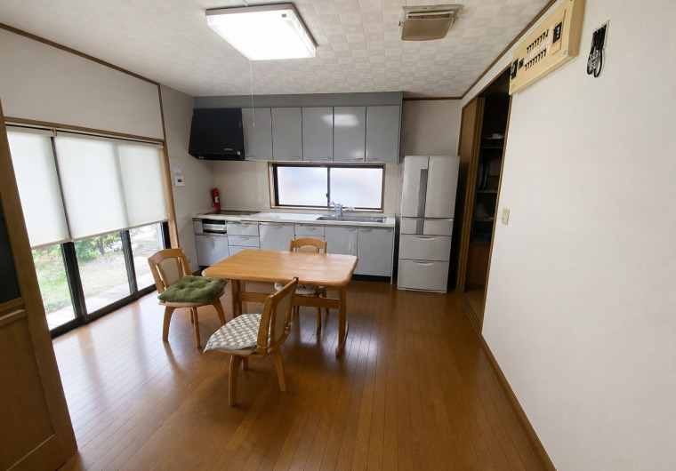 約8帖のダイニングキッチンは、ご家族が自然と集まる憩いの空間。大きな窓から明るい光が差し込みます。※この写真はAIの編集を施したものです。(内装)