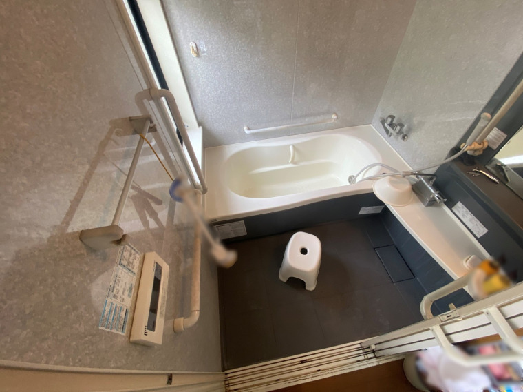 手すり付きで安心して利用できる浴室。ゆったりとした浴槽で、一日の疲れをゆっくり癒していただけます。(風呂)
