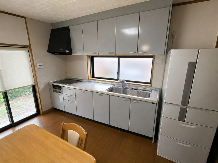 収納豊富なシステムキッチンを採用。作業スペースも広く、毎日のお料理や後片付けも快適に行えます。※この写真はAIの編集を施したものです。(キッチン)