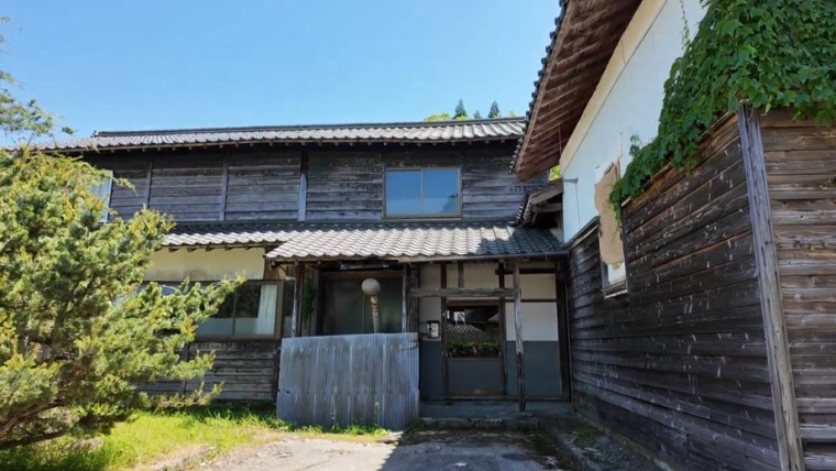 北側勝手口と、北側の蔵(外観)