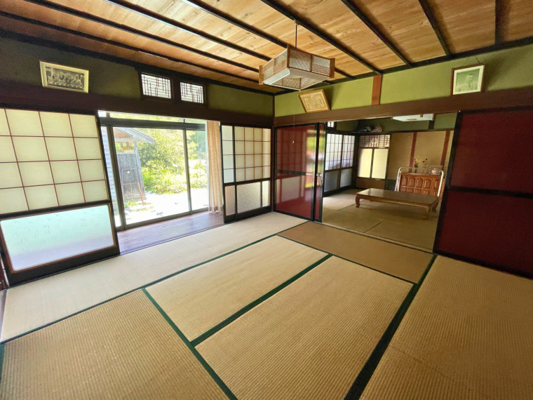 客間奥の和室。広い縁側があります。(内装)