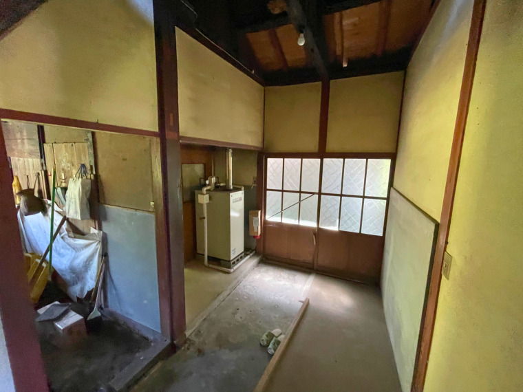 外作業の際に使用できる勝手口。左側手前には土間収納があります。(内装)