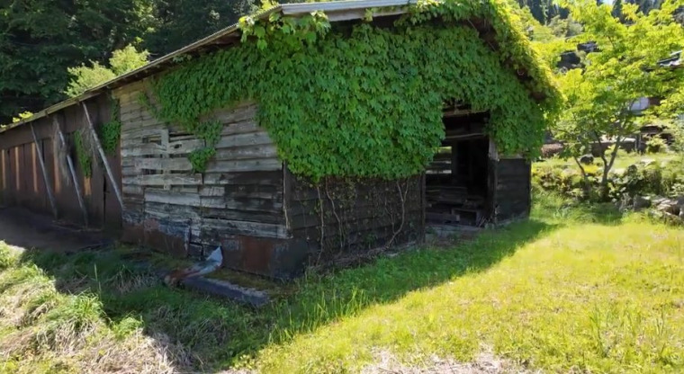 外にある約200平米の作業場