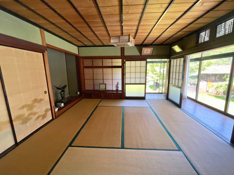客間奥の和室。広い縁側があります。(内装)