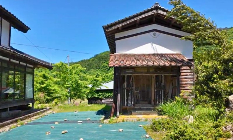 建物南側の蔵