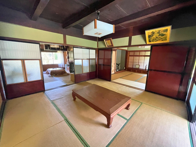 客間。玄関入って右側にあります。(内装)
