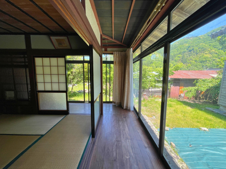縁側。客間から奥の和室まで囲んでいます。(内装)